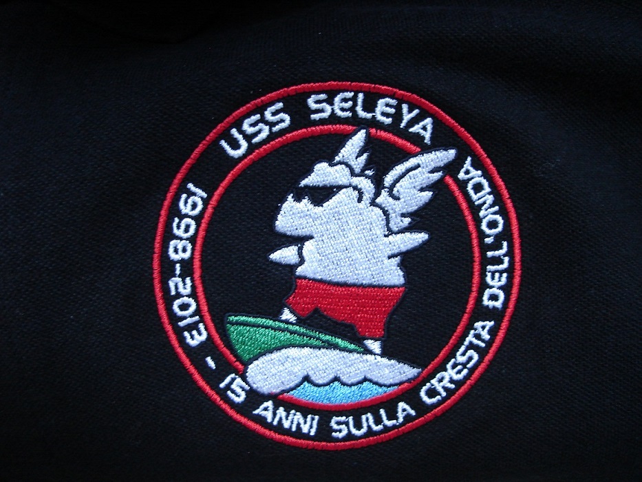 Logo del XV anniversario sulle polo